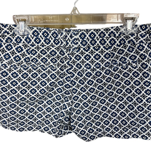 Sz 12 Medallion White Blue Print Gap Khaki Shorts - Picture 5 of 8